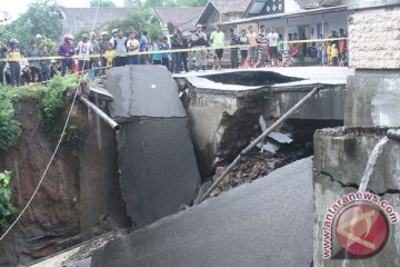 Jembatan gantung Ogan Komering Ulu putus