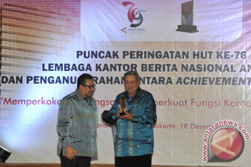 Presiden dianugrahi ANTARA Achievement Award