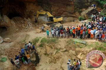 Dua korban longsor di Klungkung diungsikan