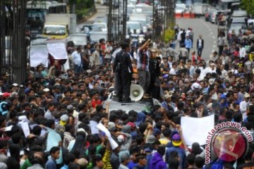 Pendukung Ratu Atut demo di depan KPK