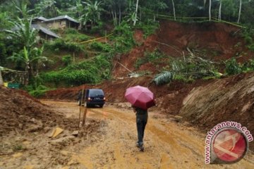 Tanah amblas akibat hujan deras