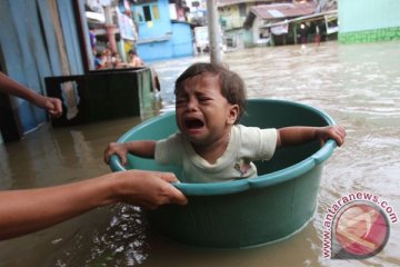 Balita tewas tercebur dalam kaleng cat