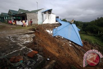 Longsor Magetan rusakkan satu rumah dan tutup jalan