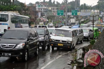 Jalur Puncak sudah normal dua arah pascalongsoran tebing