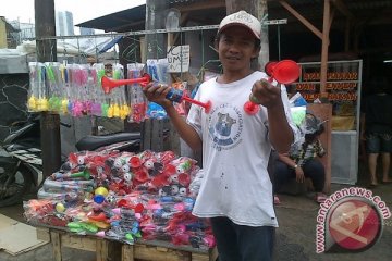 Riuh terompet plastik 20 ribuan di Tanah Abang