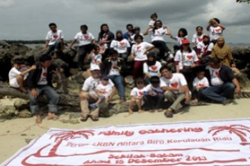 Family Gathering HUT ke-76 ANTARA/Joko Sulistyo