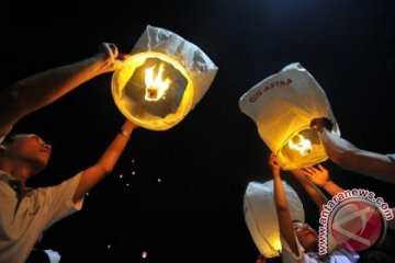 Ribuan lampion persiapan imlek di Klenteng Palembang