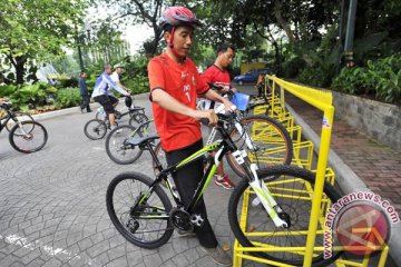 Hari pertama larangan bawa kendaraan bermotor, Jokowi bersepeda 