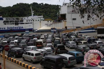 Ribuan kendaraan padati enam dermaga Pelabuhan Merak