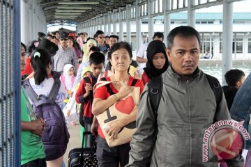 Pelabuhan Sekupang penuh sesak penumpang tinggalkan Batam