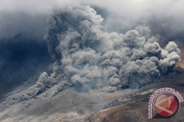 Rumah di Karo ambruk karena debu vulkanik Sinabung