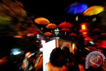 Jalan Braga berhias payung aneka warna