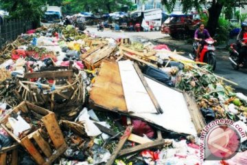 Sampah pasar ditumpuk di jalan raya