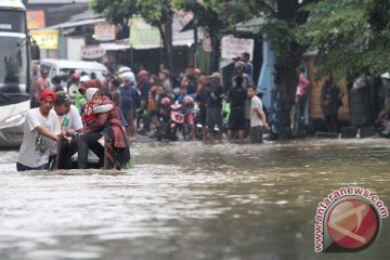 Kali Hek Kramat Jati banjir, motor masuk tol