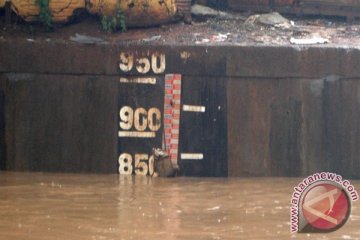 Tinggi air sungai di Jakarta terus naik
