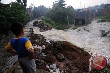 Banjir di Cibitung akibat tanggul jebol
