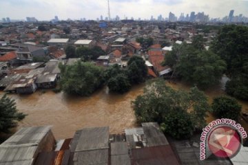 Semangat persaudaraan korban banjir dan tim SAR di Kampung Pulo