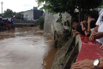 "Wisata banjir" di  Jembatan Tongtek 