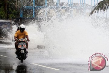 Capai 4 meter, gelombang tinggi Laut Maluku harus diwaspadai