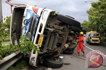 Tronton mogok di rel kereta api masih sulit dievakuasi