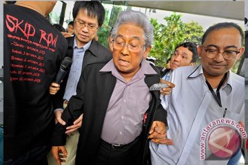 Anas didampingi Adnan Buyung saat di KPK