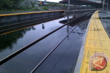 Stasiun Jakarta Kota kebanjiran, perjalanan KRL terganggu