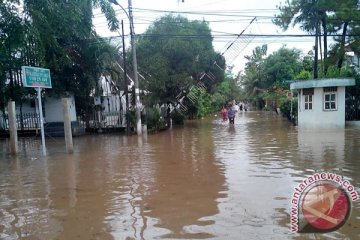 Banjir belum surut di kawasan Pulomas, Jakarta Timur