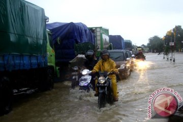 Naik kendaraan, jangan pernah terjang banjir tinggi