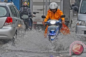 Luapan sungai makin tinggi, warga Bekasi tinggalkan rumah