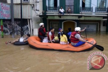 Fatmawati tetap membantu korban banjir di tengah kesulitan