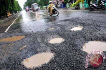 Banjir sisakan banyak lubang di jalur Pantura