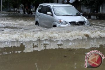 Warga Kelapa Gading diminta waspada bajing loncat di tengah banjir 