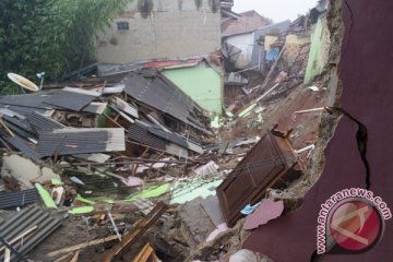 Pemkab Purwakarta bantu perbaikan rumah korban longsor