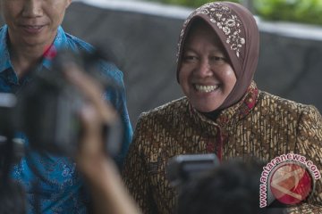Ratusan warga Surabaya unjuk rasa dukung Wali Kota Risma
