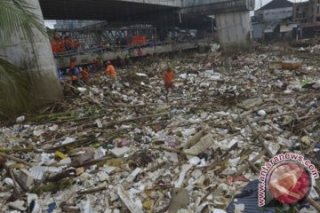 DKI angkut ratusan ton sampah banjir di sungai