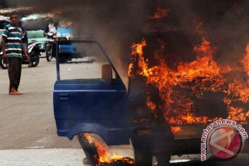 Sembilan penumpang alami luka bakar serius dalam kebakaran angkot