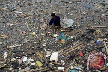 Pramuka bersihkan sampah Pantai Losari