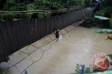 Kondisi gelap, pencarian korban jembatan gantung putus dihentikan