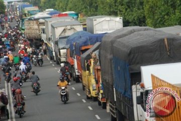 Ratusan truk terjebak banjir di perbatasan Demak-Kudus