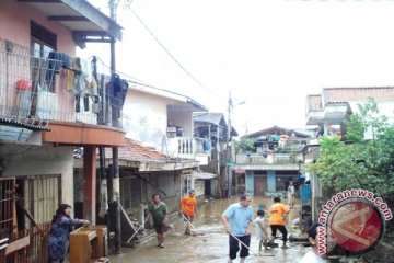 Banjir surut, warga Rawajati enggan bersihkan rumah
