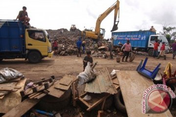 Sampah banjir Manado 100 ribu meter kubik