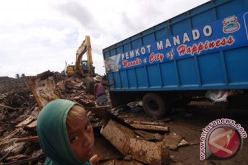 TNI masih bersihkan sampah banjir Manado