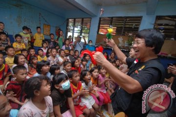 TNI bersihkan sekolah dari lumpur banjir