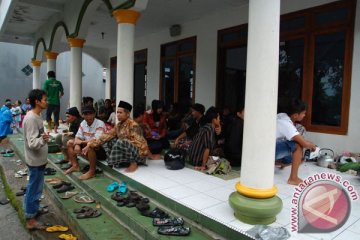 Ratusan pengungsi longsor di Semarang bakal dipindahkan