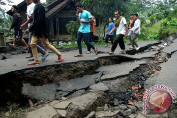 Banjir, longsor paksa 400 lebih warga Cibadak di Sukabumi mengungsi