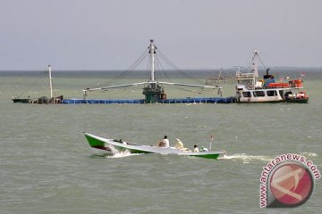 Kapal ikan tenggelam di Karimun