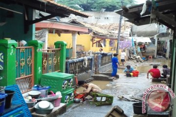 Banjir surut, warga Kampung Pulo mulai bersih-bersih 