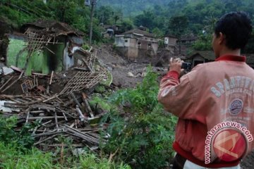 Pencarian tiga korban longsor membutuhkan alat berat