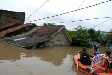 Korban banjir Tangerang dievakuasi ke gedung sekolah dan masjid