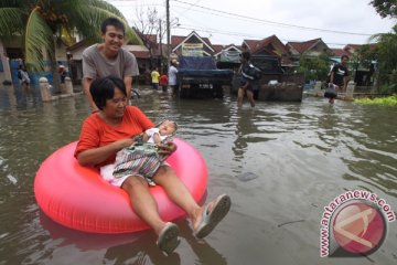 Warga Total Persada Tangerang hanyut terbawa banjir